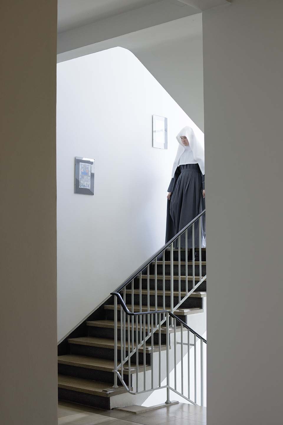 Schwester Regina läuft die Treppe des Klosters runter