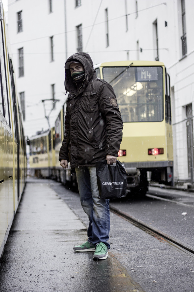 Sprayer "Sner" vor Berliner S-Bahn