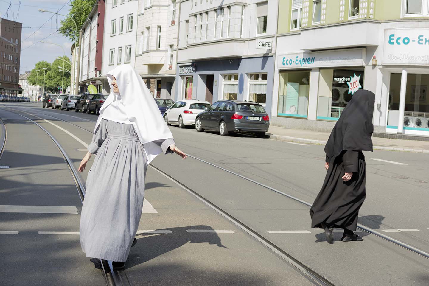 Ordensschwester überqueren die Straße